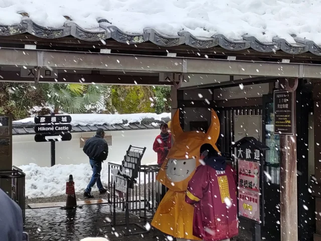 ひこにゃん 雪の日 レインコート